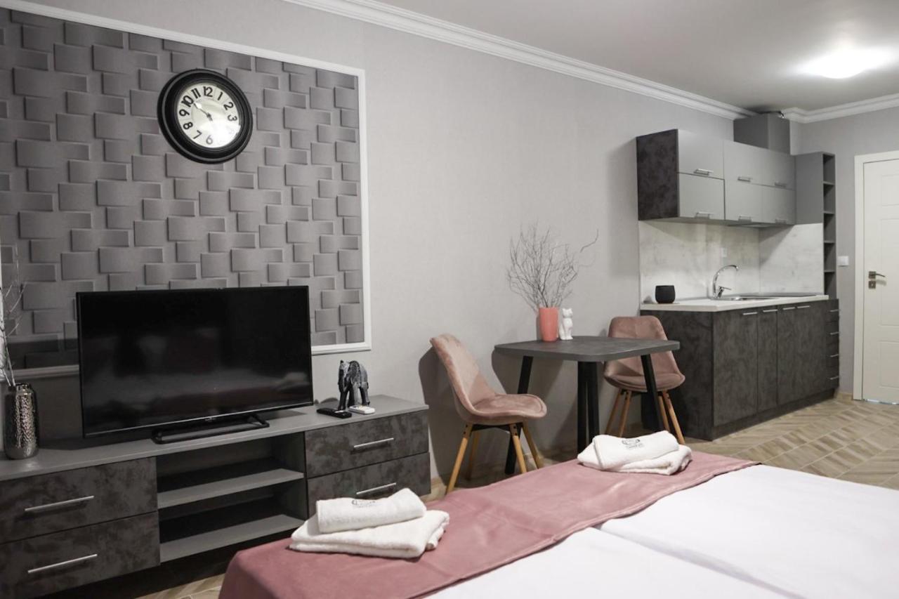 Valencia Gardens Luxury Apartments เนเซบาร์ ภายนอก รูปภาพ